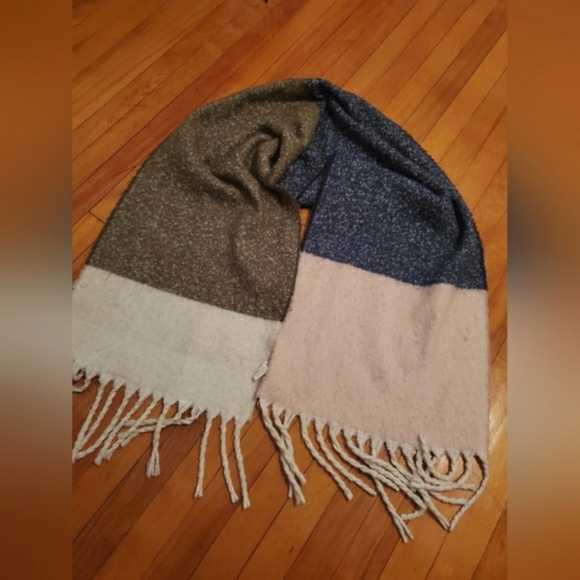 Colorful, cozy, fluffy, trendy scarf by Great Northern. Oversized. Multicolor. - Picture 2 of 5